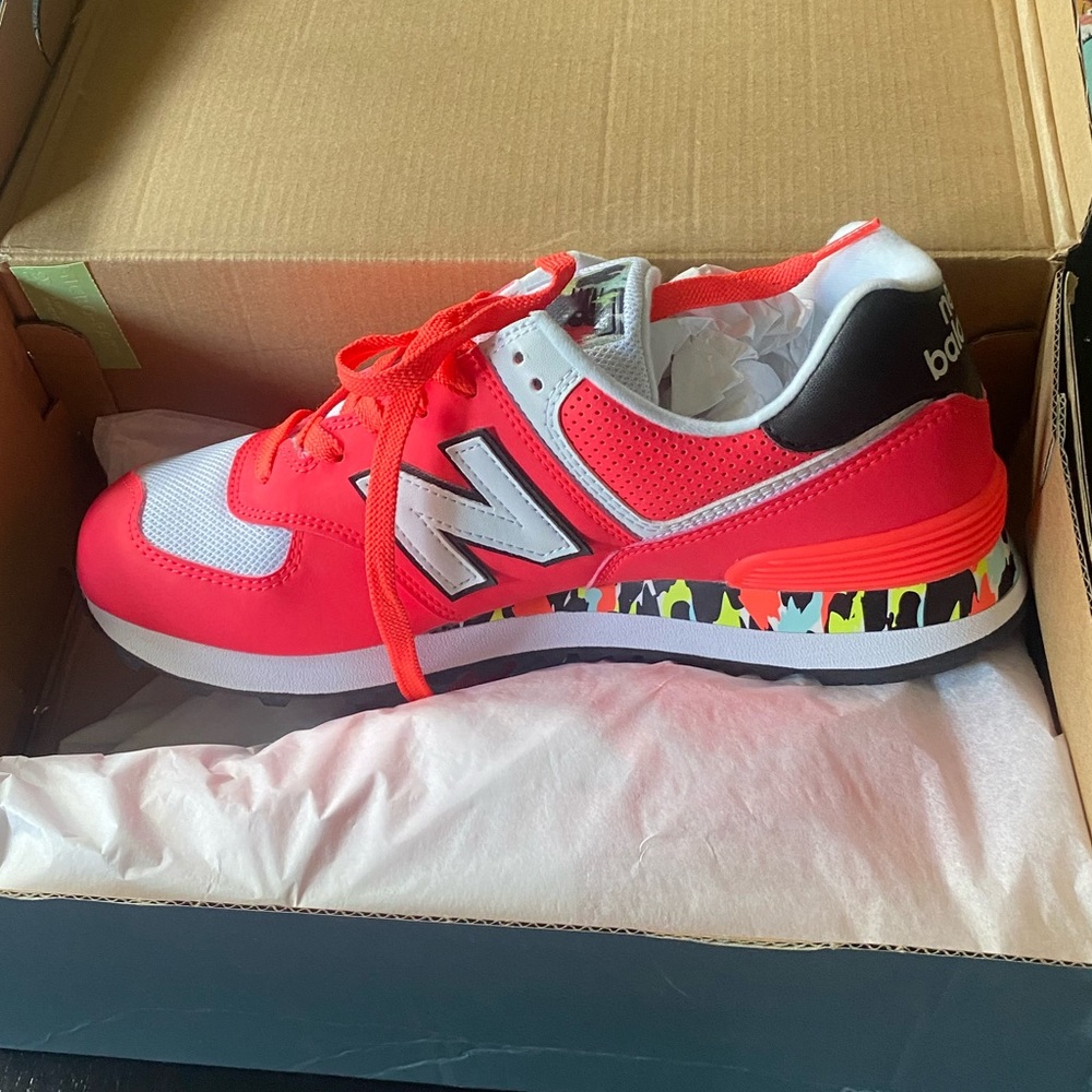 NEW IN BOX New Balance 574 Classics Size 10